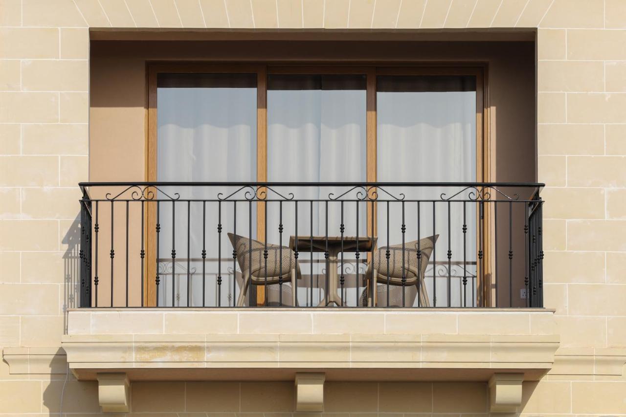 Gem Beachfront Apt With Amazing Bay And Sea Views Birżebbuġa Eksteriør billede